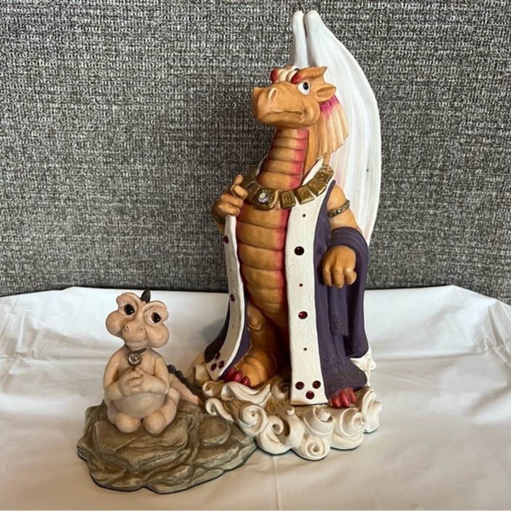 Krystonia N’Grall as King with Subject Dragon Statue Made‎ in England Fantasy